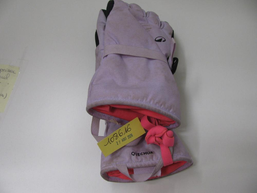 Vêtements, chaussures, accessoires : N° 2026004238 Trouvé(e) le : Thu Aug 27 00:00:00 CEST 2026