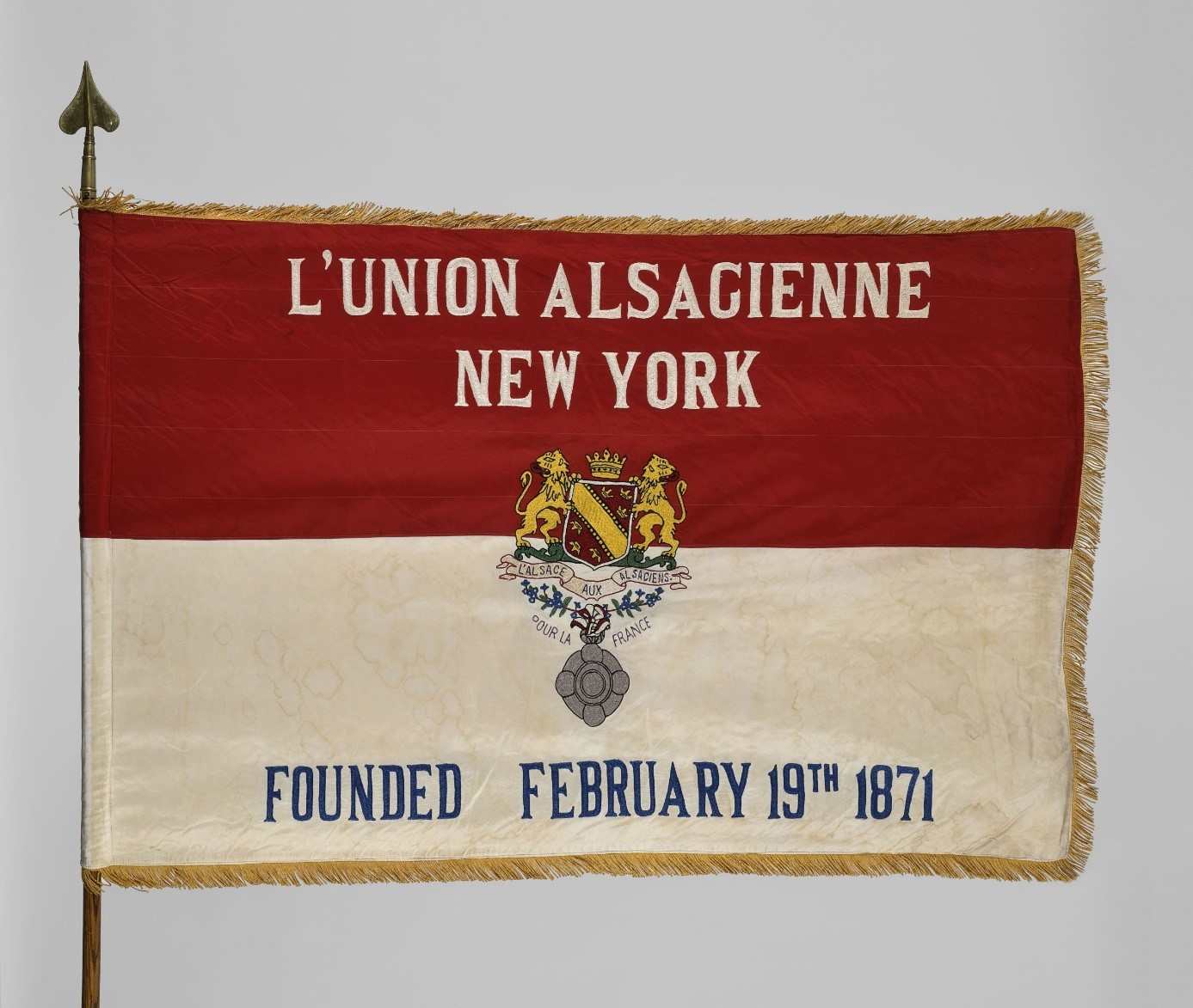 Drapeau de l’Union des Alsaciens de New York, vers 1941, coton, soie, métal, bois, don de l’Union des Alsaciens de New York, 2021 Drapeau de l’Union des Alsaciens de New York, vers 1941, coton, soie, métal, bois, don de l’Union des Alsaciens de New York, 2021